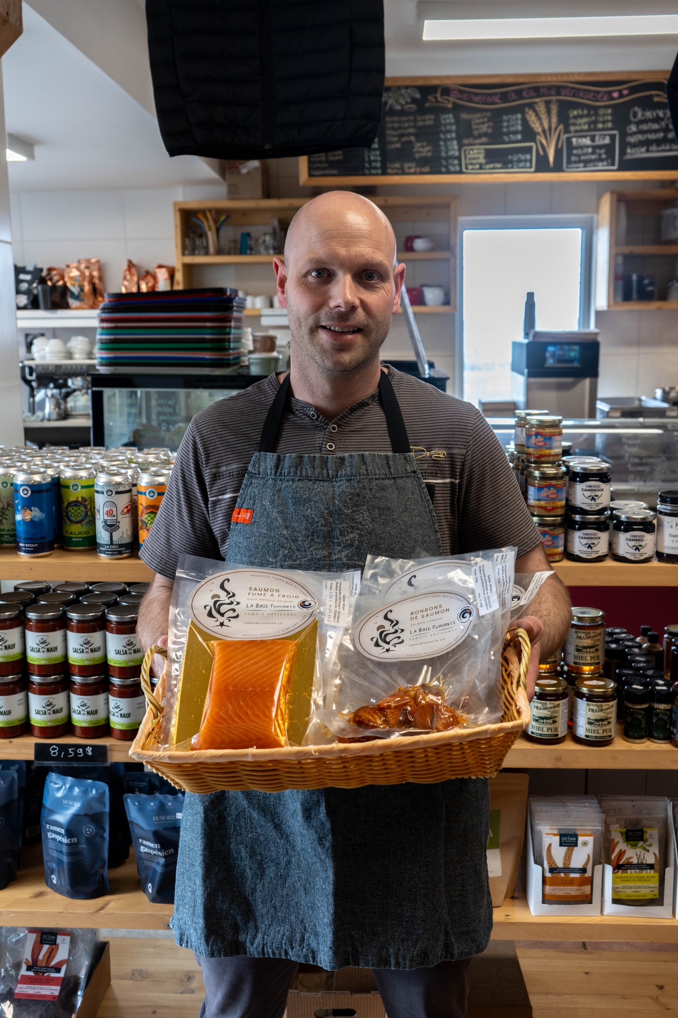 Un homme se tient debout avec un plateau de produits artisanaux dans les mains