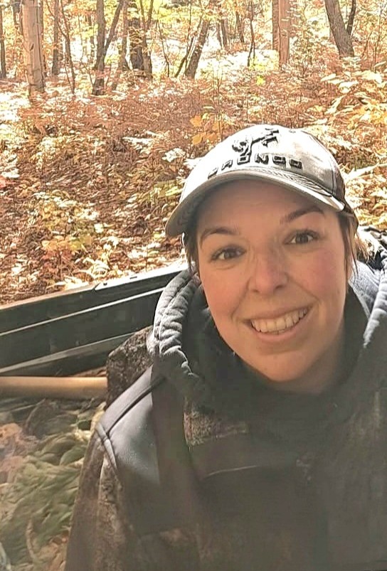 Femme qui travaille à l'ordinateur et qui sourit pour la photo