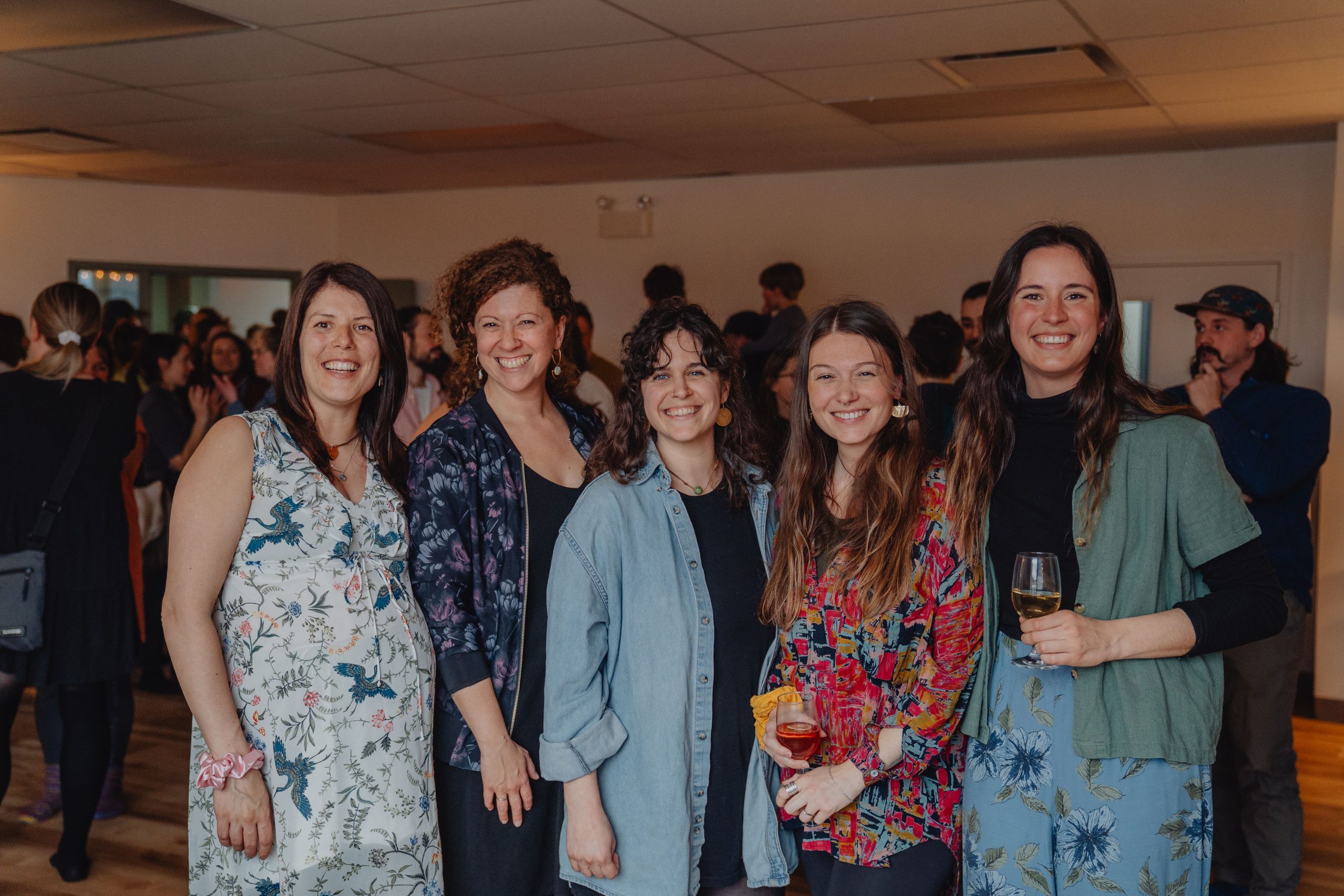 Un homme se tient debout à l'extérieur et tient dans ses mains une débroussailleuse.